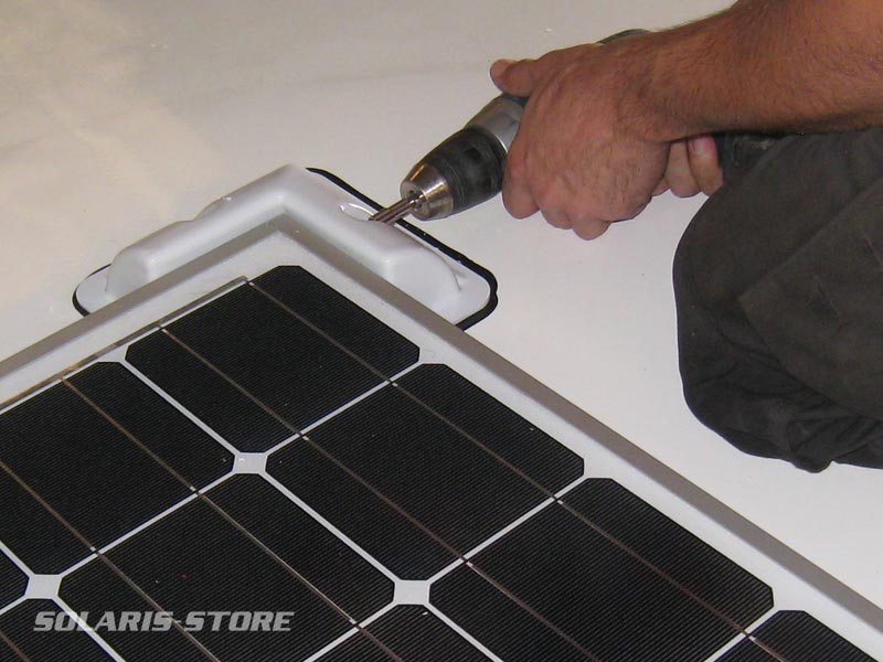 Passe-câbles pour installer un panneau solaire sur le toit d'un camping-car