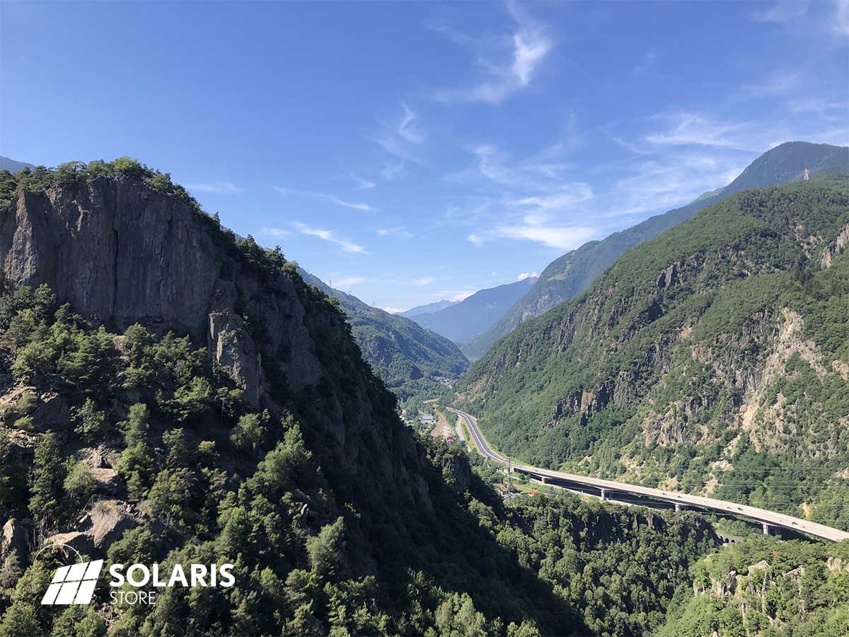 Vue des montagnes et de la vallée de la Tarentaise dans les Alpes