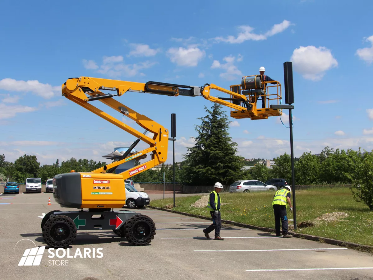 Pose de lampadaire solaire autonome sur les parkings de la Compagnie Nationale du Rhône