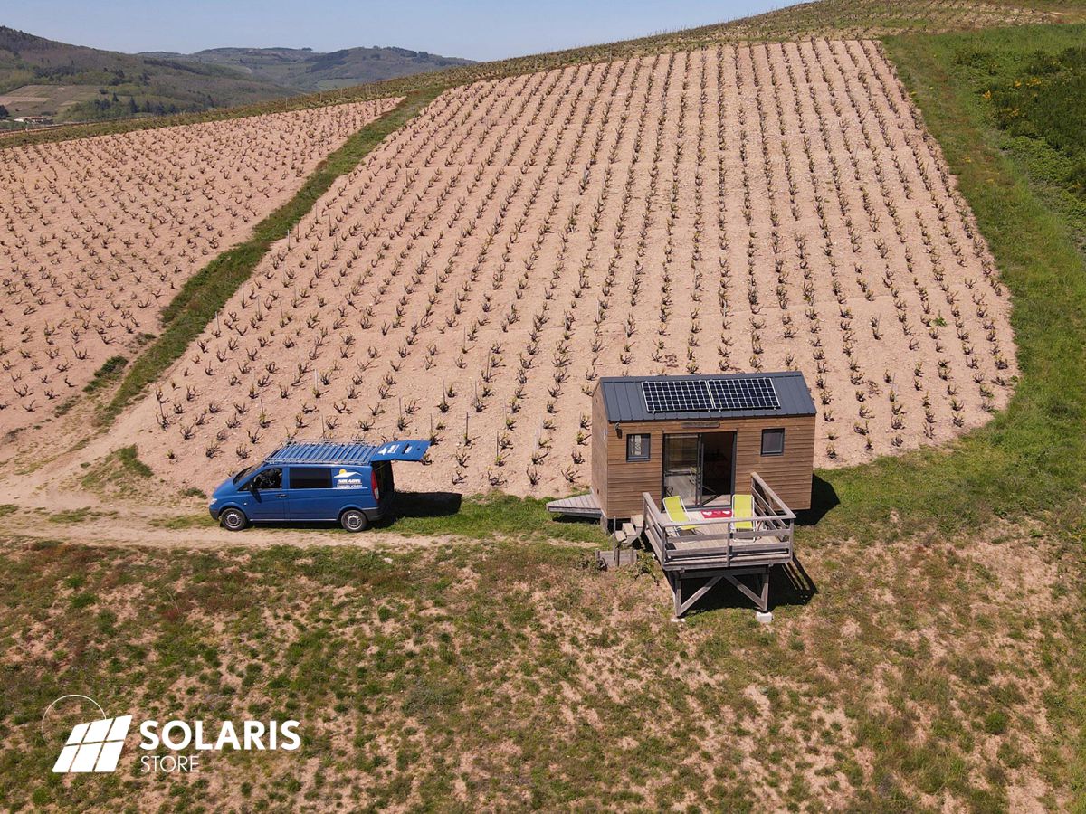 Installation d’un kit solaire 600Wc pour alimenter une tiny-house en autonomie sur un domaine viticole