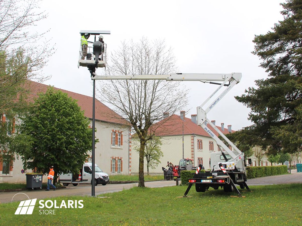 Pose de candélabre autonome solaire pour le parking des usines RVI Renault Trucks à Vénissieux