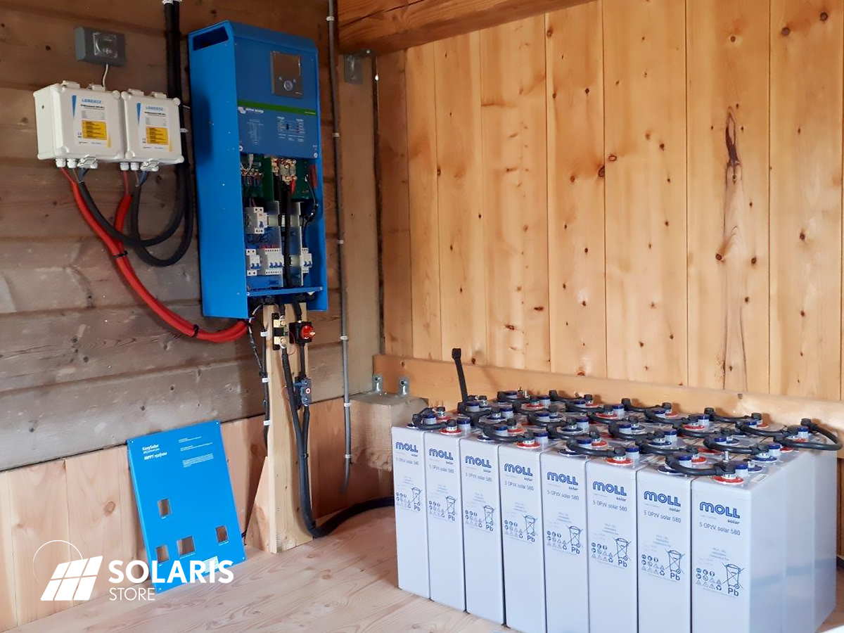 Installation solaire autonome dans chalet bois avec batteries OPzV Moll et Easysolar Victron