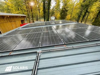 Cabane de chasse en autonomie solaire dans les bois