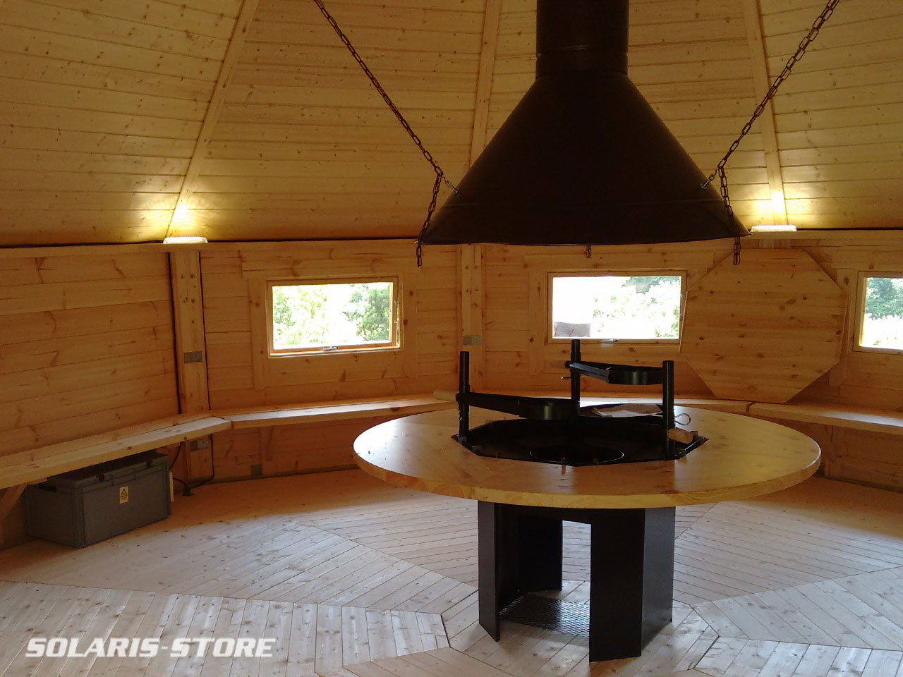 Barbecue intérieur de la cabane bois