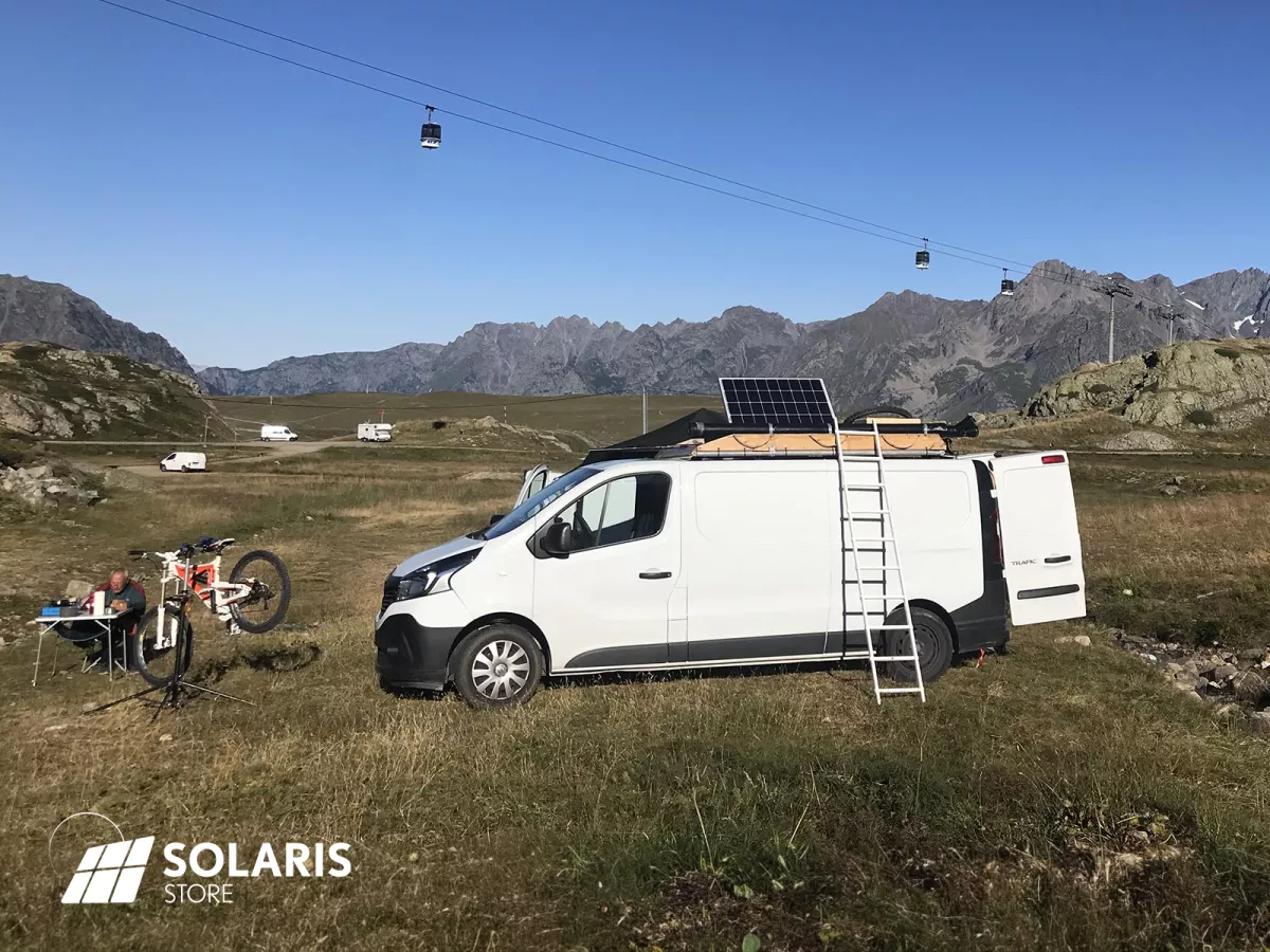 Van Renault Trafic aménagé avec panneau solaire inclinable