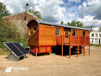 Une roulotte bois alimentée en énergie solaire