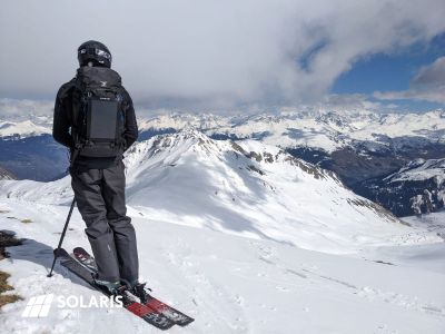 Ski de randonnée en montagne avec un panneau solaire portable