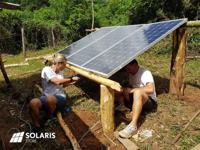 Maison de cultivateur isolée à Cuba alimentée avec des panneaux solaires