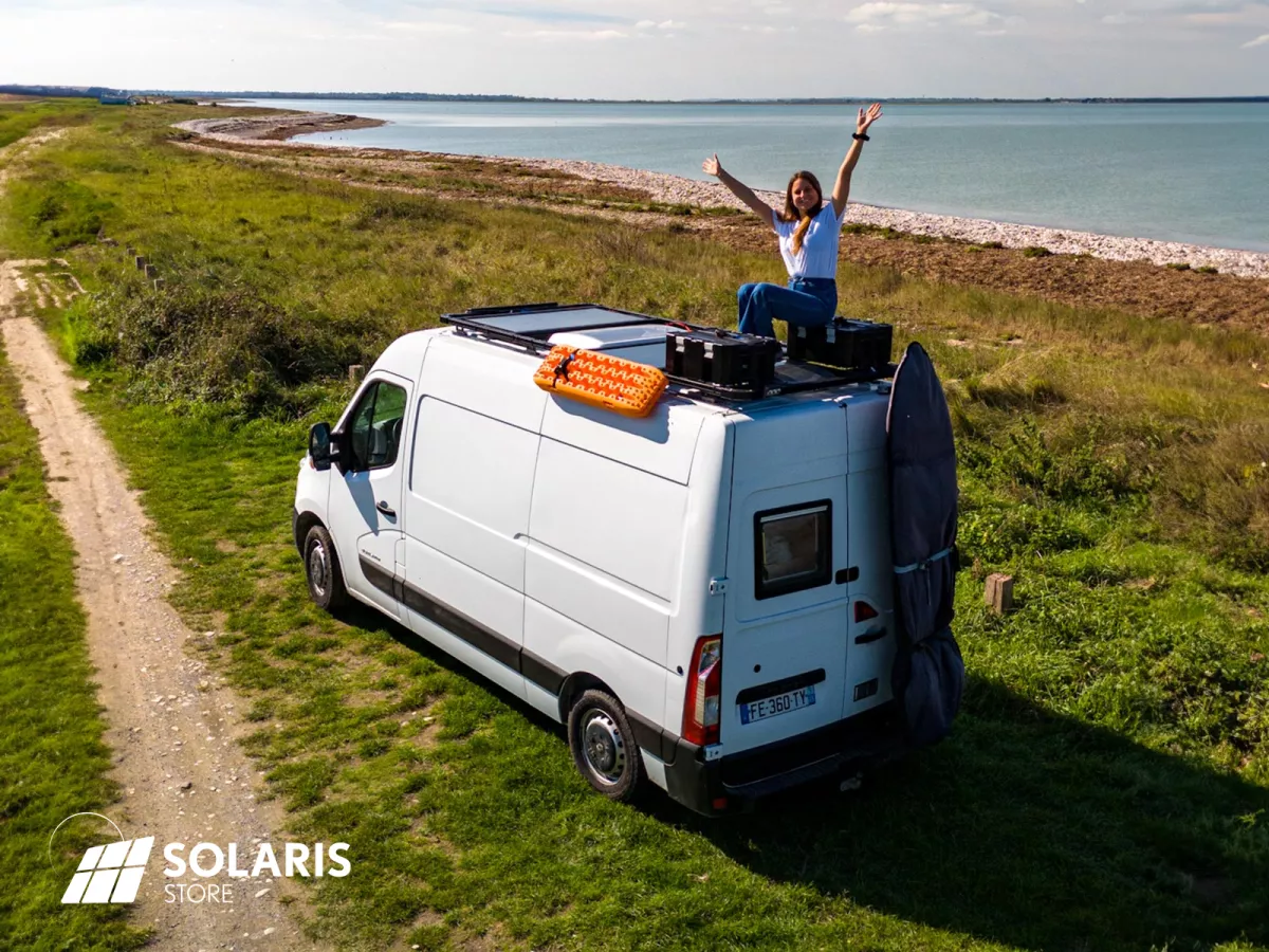 Vue du ciel, les panneaux solaires fixés sur le toit du Renault Master