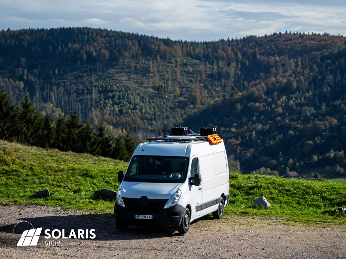 Van life : Vitre dans un Renault Master autonome en électricité