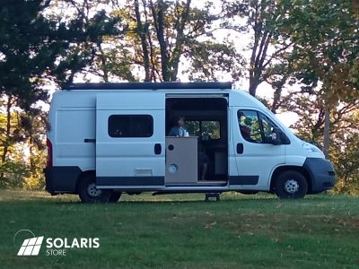 Un van aménagé autonome en éléctricité grâce aux panneaux solaires