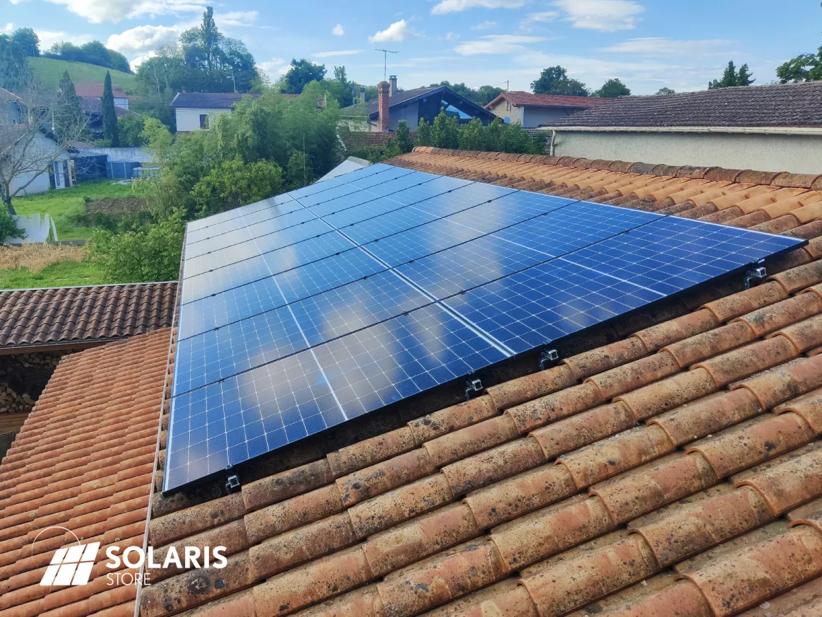 Pose de panneaux solaires en autoconsommation sur le toit d'une maison rénovée