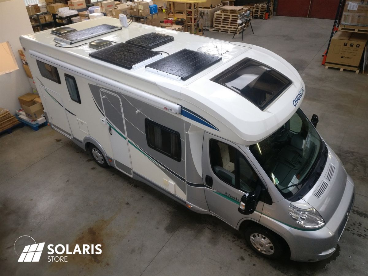 Un camping car Chausson Fiat Ducato autonome en électricité grâce aux panneaux solaires