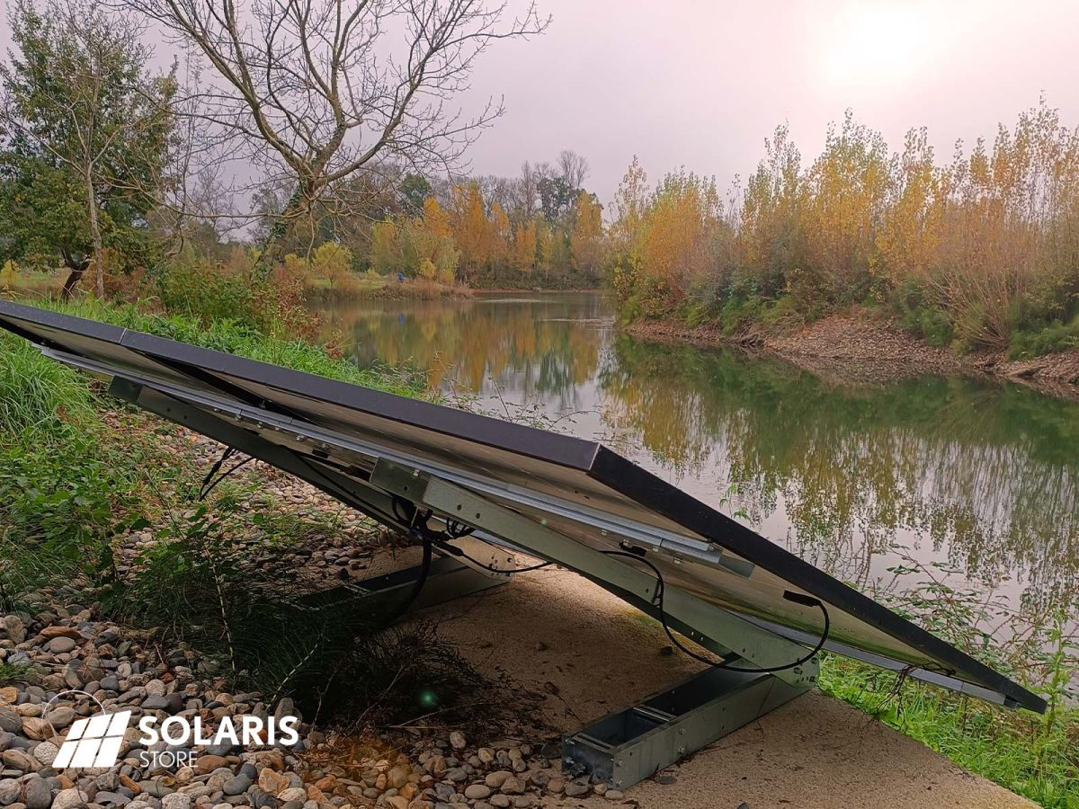 Un chalet au bord d'un lac autonome en électricité grâce aux panneaux solaires